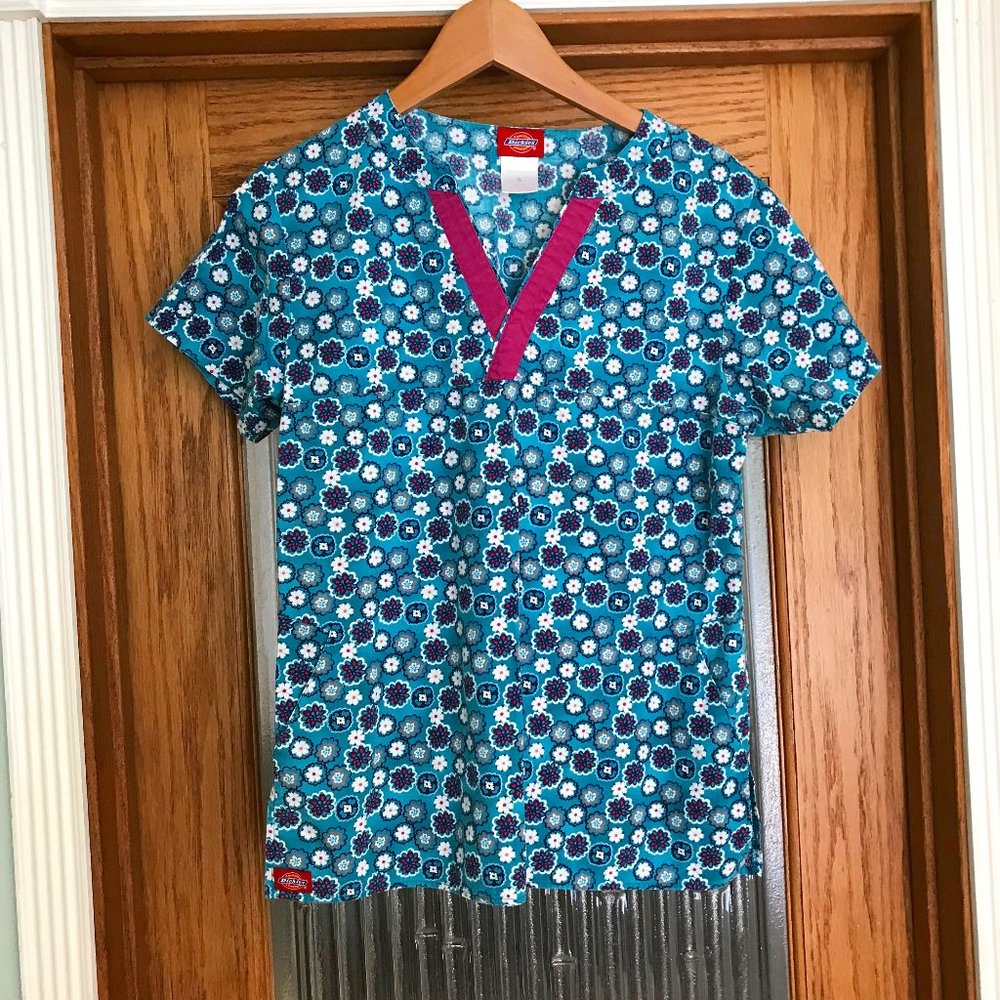 Scrub Top, Small, Dickies, 100% Cotton. 2 side pockets. Great shape.